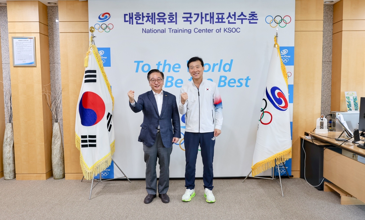 김택수(오른쪽) 선수촌장과 권정택 병원장