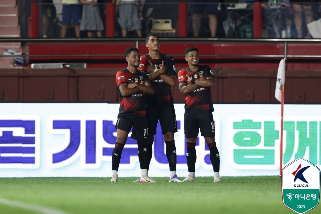 골세리머니를 펼치는 포항의 주닝요, 조르지, 오베르단