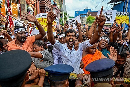 법원 앞에 몰려든 위크라메싱게 전 대통령 지지자들