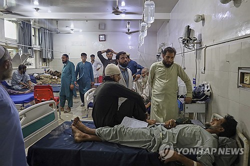 병원에서 치료받는 지진 부상자들