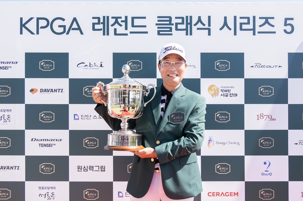 우승 트로피를 든 이태규.