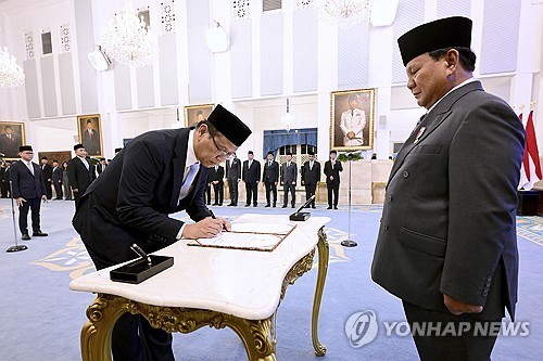 사데와 신임 인도네시아 재무부 장관(사진 왼쪽)과 프라보워 대통령