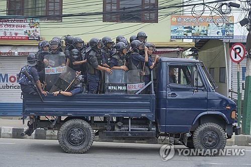 순찰하는 네팔 경찰관들