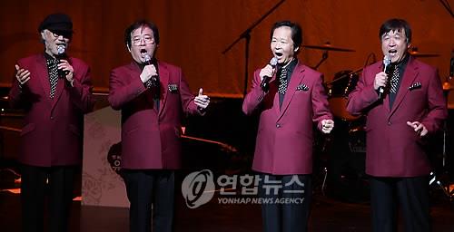 열창하는 쟈니브라더스