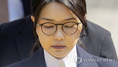 서울중앙지법 나서는 김건희