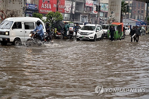 지난달 홍수로 잠긴 파키스탄 라호르 도로