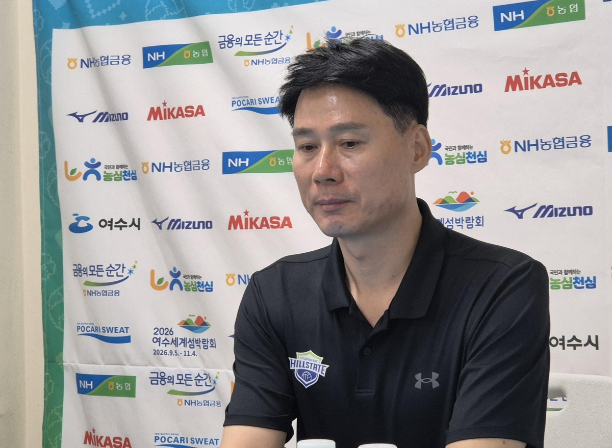 인터뷰하는 강성형 현대건설 감독