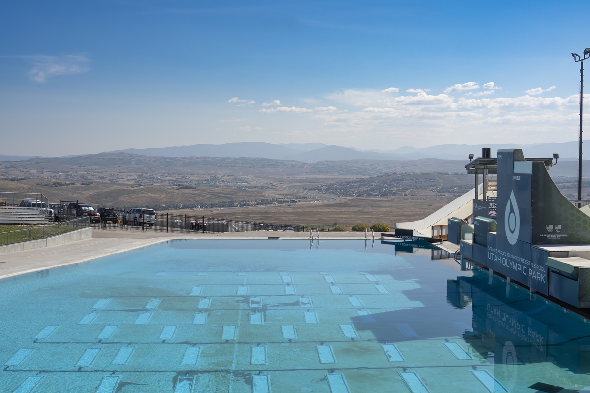 점프대 아래쪽에 수영장을 배치하는 창의적인 아이디어로 한여름에도 훈련이 이어지는 활강장. [사진/성연재 기자] 