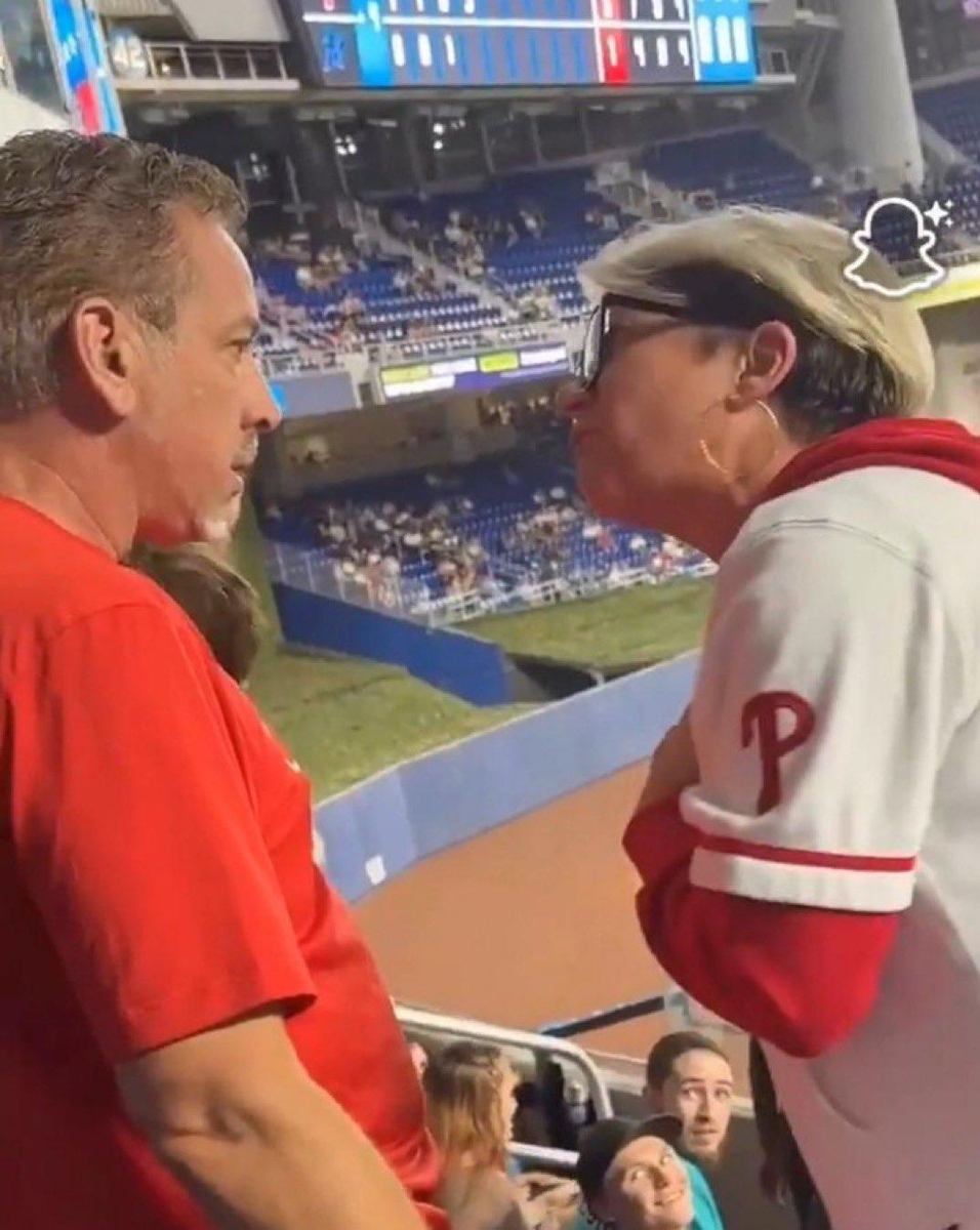 6일 말린스 파크에서 어린이의 공 강탈하는 중년 여성