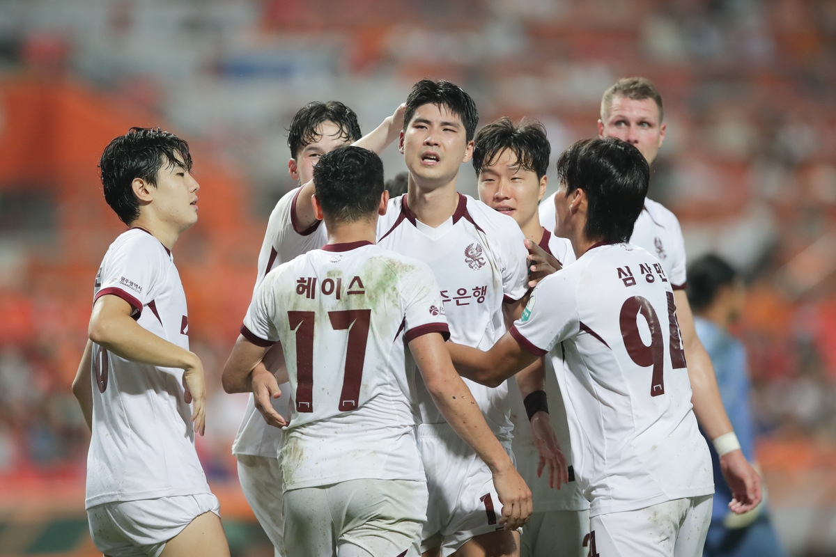 세리머니 하는 광주FC 선수들.