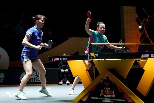 일본의 나가사키(왼쪽)와 여자복식 호흡 맞춘 신유빈 