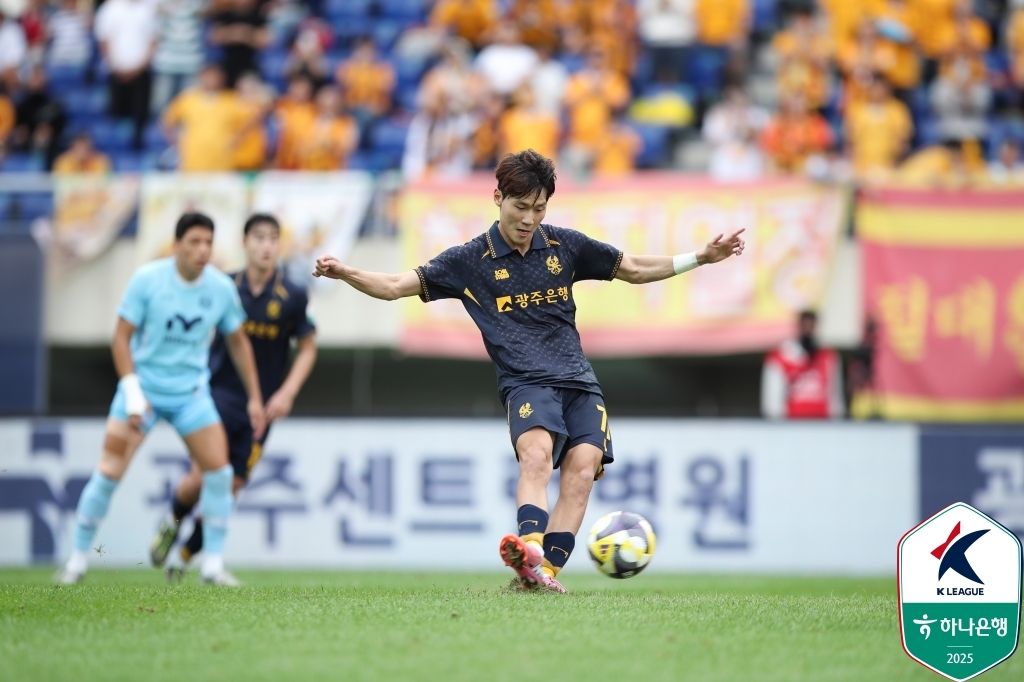 페널티킥 차는 광주FC 오후성.