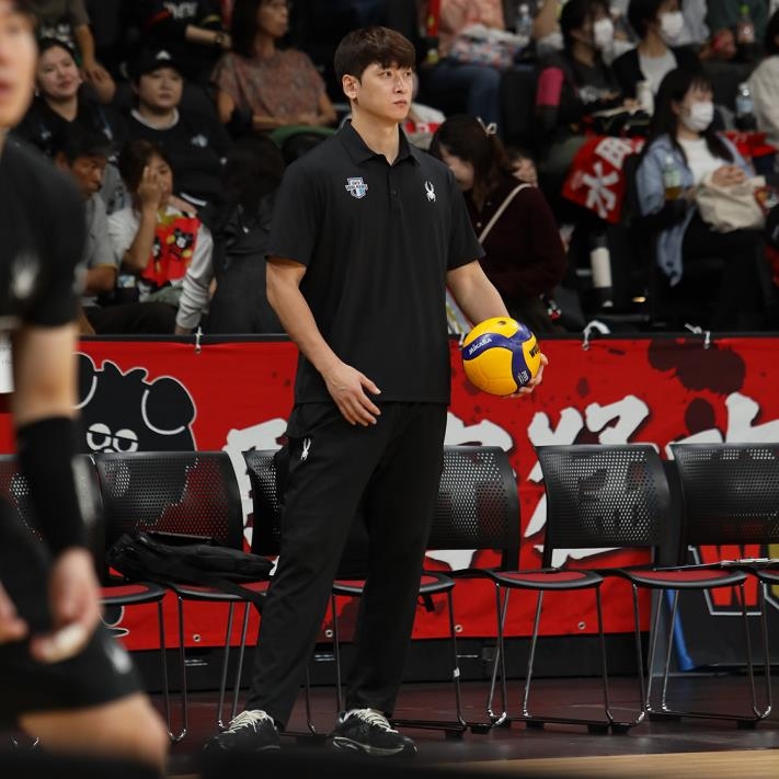 '배구 전설'서 코치로 새 출발한 문성민 "지원하는 게 내 역할"