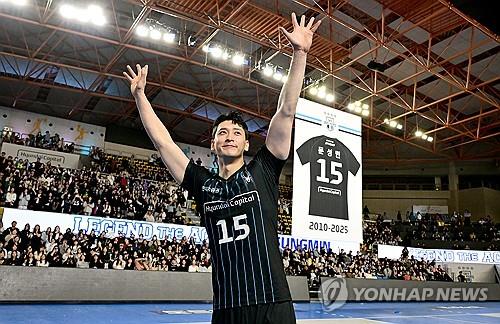 문성민의 은퇴식 때 영구 결번으로 지정된 15번
