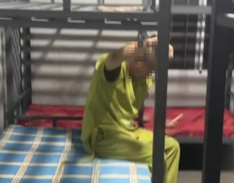 동남아의 한 범죄단지 내부 모습. 수갑이 채워진 남성의 손이 철제 침대에 묶여 있다. [독자 제공]