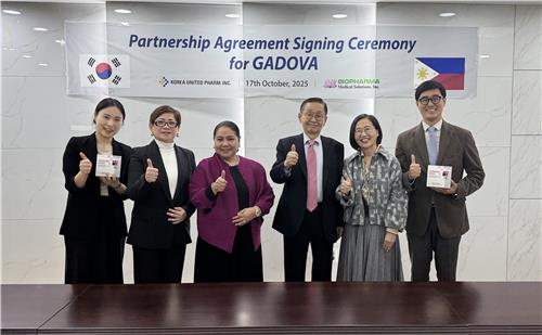필리핀 바이오파마 아이다 볼라자 대표(사진 왼쪽 3번째부터)와 한국유나이티드제약 강덕영 대표. [한국유나이티드제약 제공·연합뉴스 자료사진]