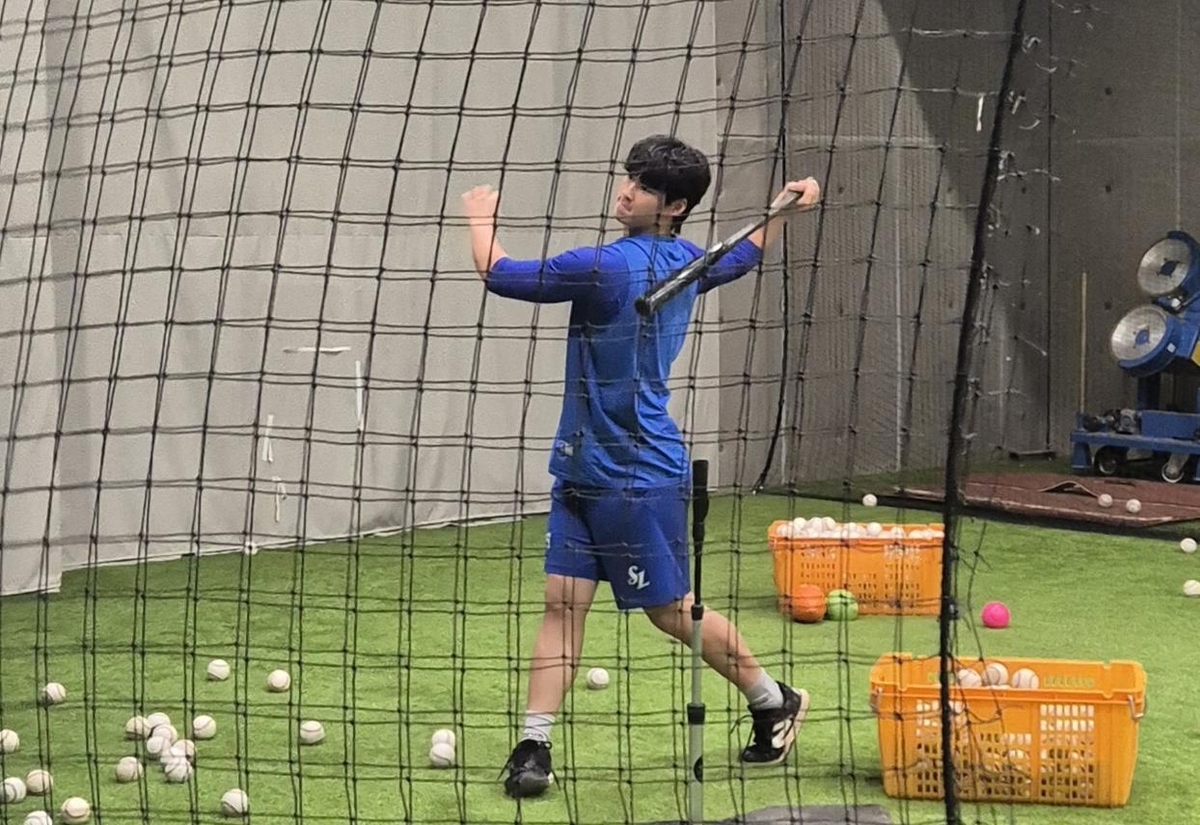 티배팅으로 몸 푸는 삼성 불펜 이호성