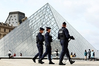 파리 루브르 보석 절도 용의자 5명 추가 체포