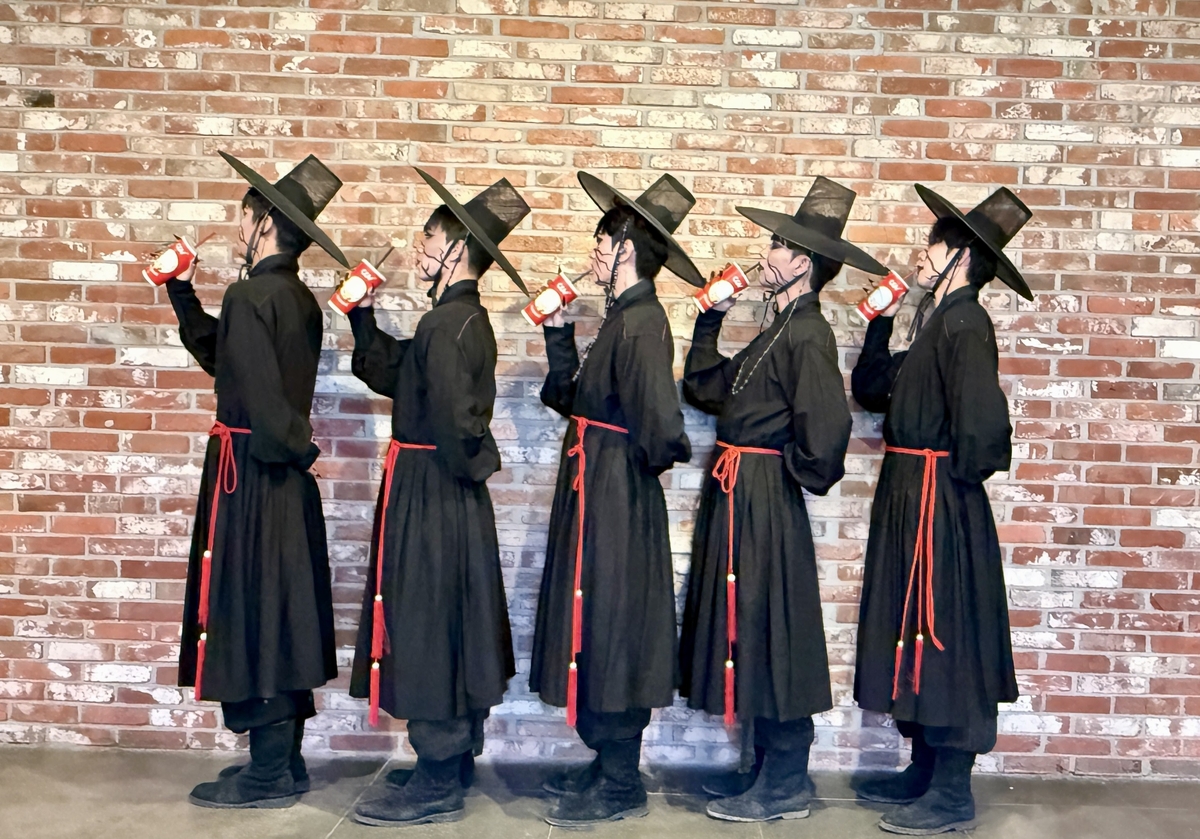 영화 '케이팝 데몬 헌터스' 속 사자보이즈 의상을 입은 사람들