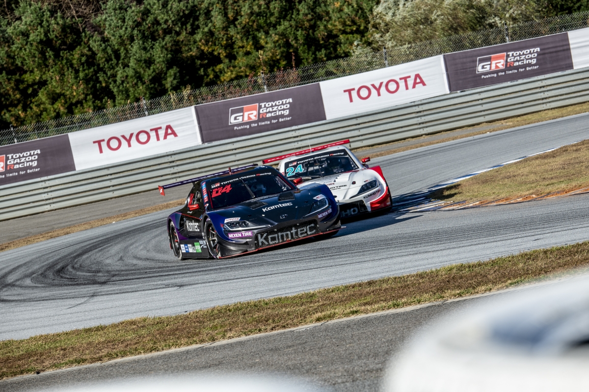 코너에서 이창욱의 머신(오른쪽 뒤)을 추월하는 정의철의 머신