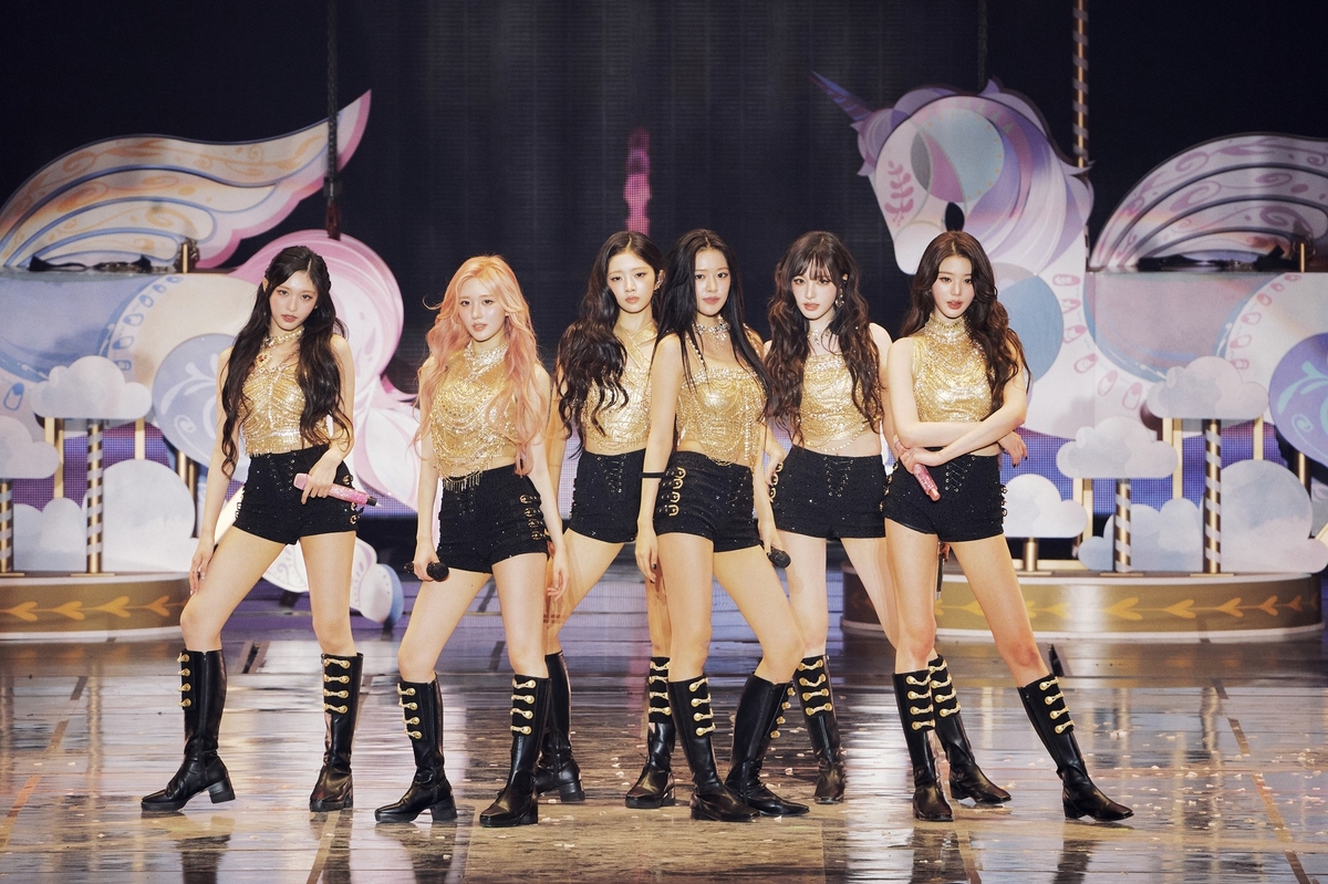 카리스마 뽐낸 아이브에 2만8천 팬 탄성…두번째 월드투어 포문