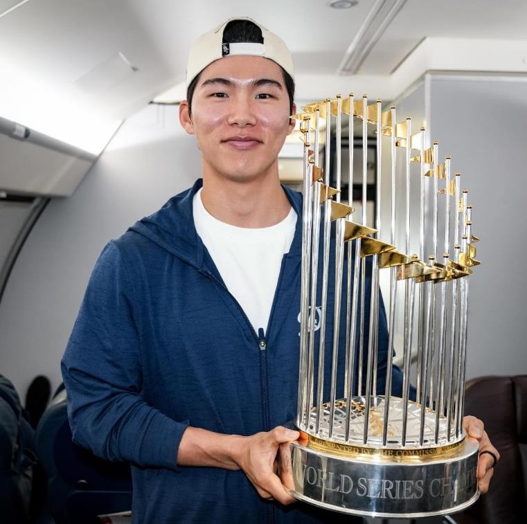 다저스 김혜성, 우승 트로피 안고 미소…6일 귀국(종합)