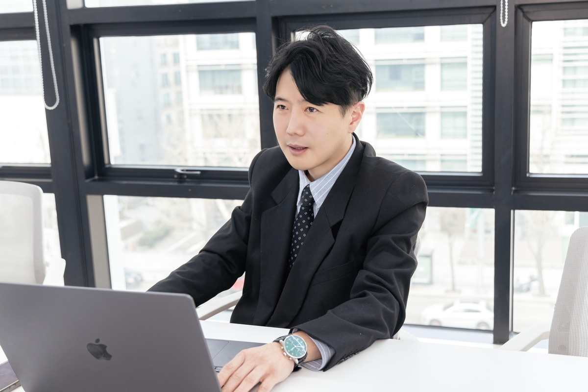 인터뷰하는 정병기 모드하우스 대표