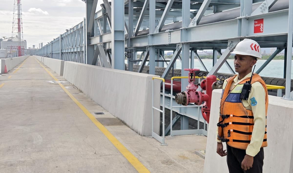 수송관 관리하는 현지인 직원