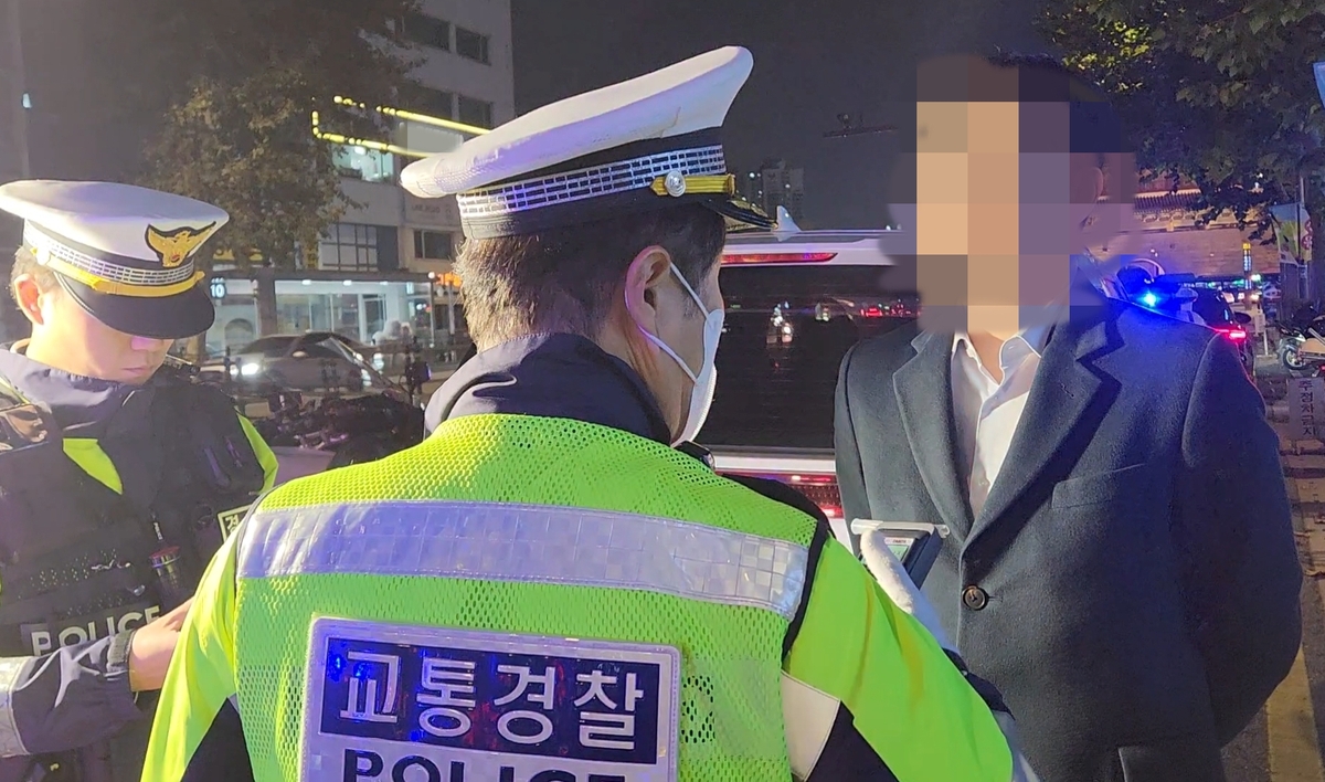 음주단속에 적발된 후 경찰 설명을 듣는 음주운전자