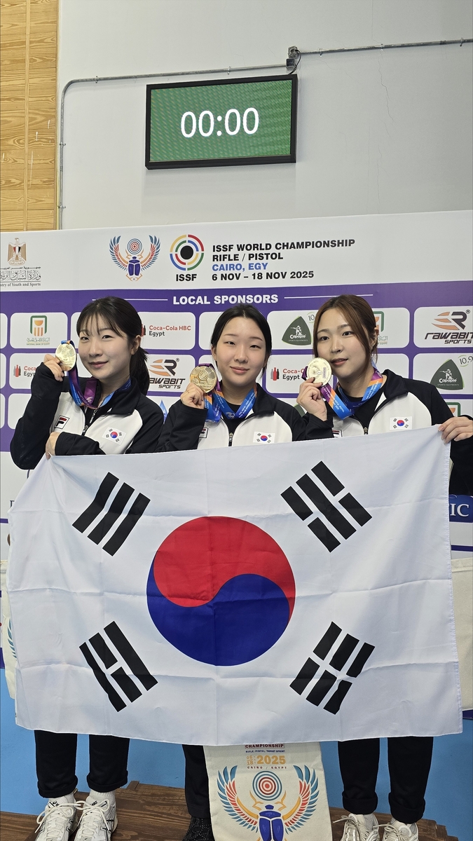 여자 공기소총 단체전 은메달을 합작한 반효진, 권은지, 권유나(왼쪽부터)
