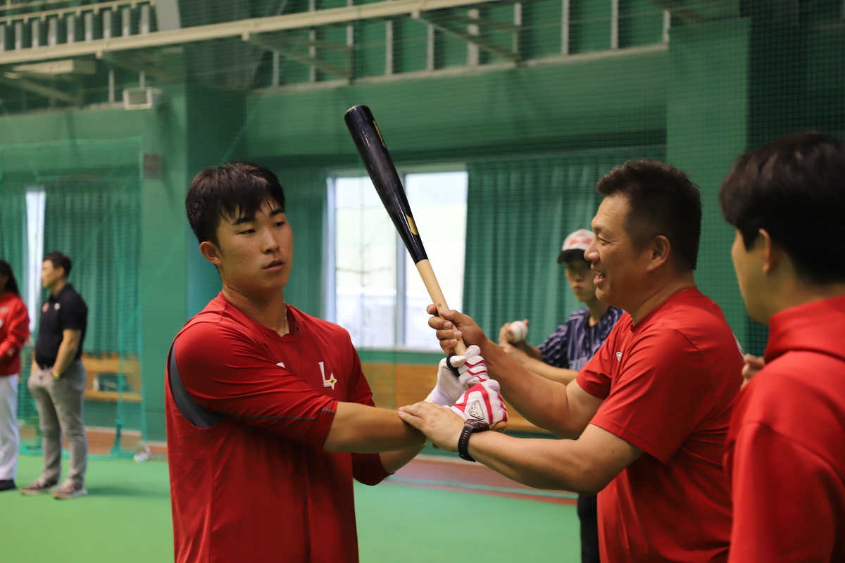 NPB 거포 야마사키, SSG 마무리캠프 합류…"고명준 30홈런 충분"