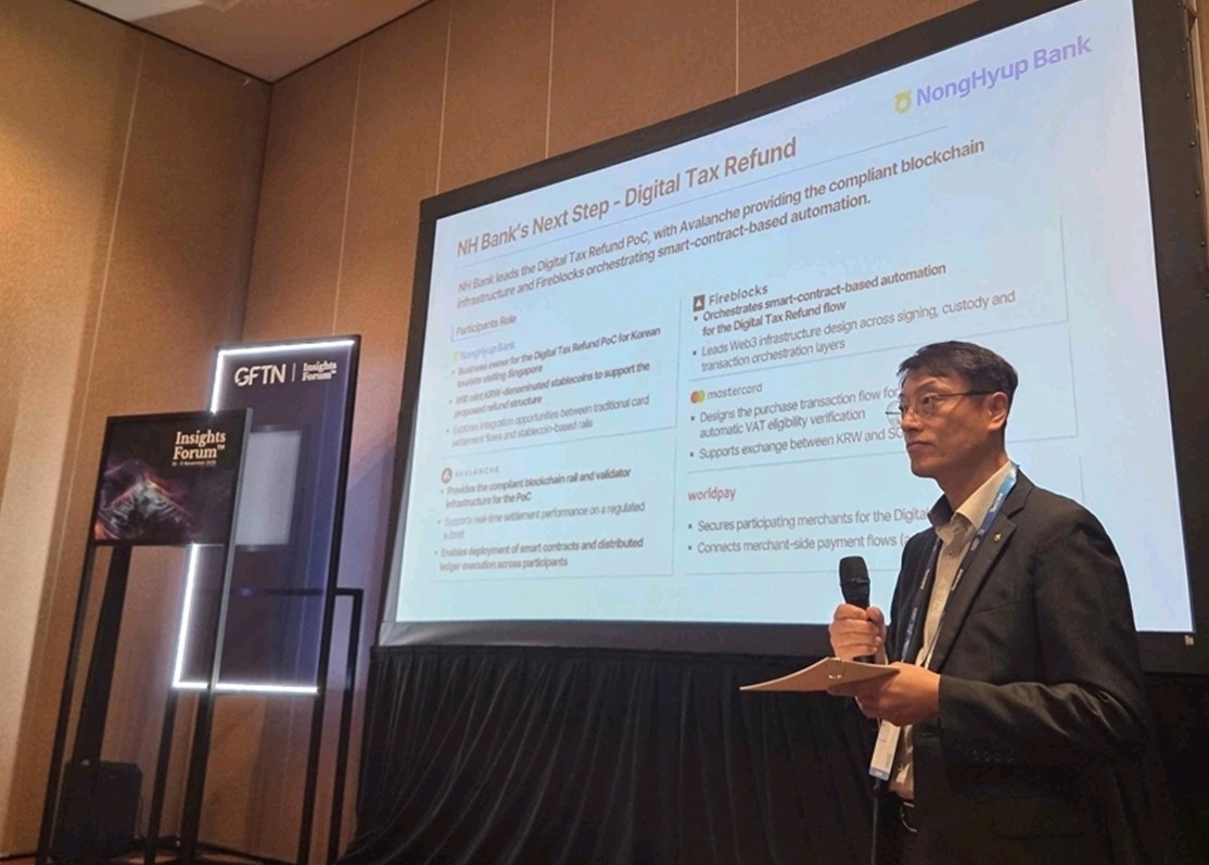 최운재 NH농협은행 디지털전략사업 부문 부행장이 지난 11일 싱가포르 핀테크 페스티벌에서 발표하고 있다. [농협은행 제공]