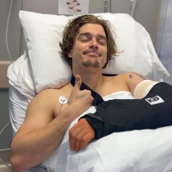 팔꿈치 수술 받은 엔리케 에르난데스