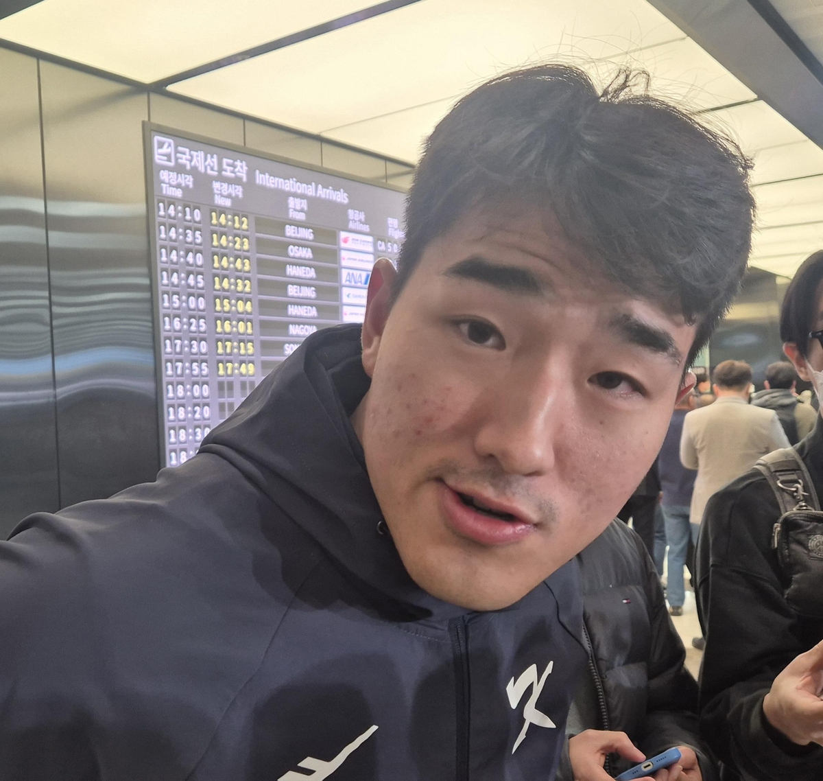 인터뷰하는 안현민