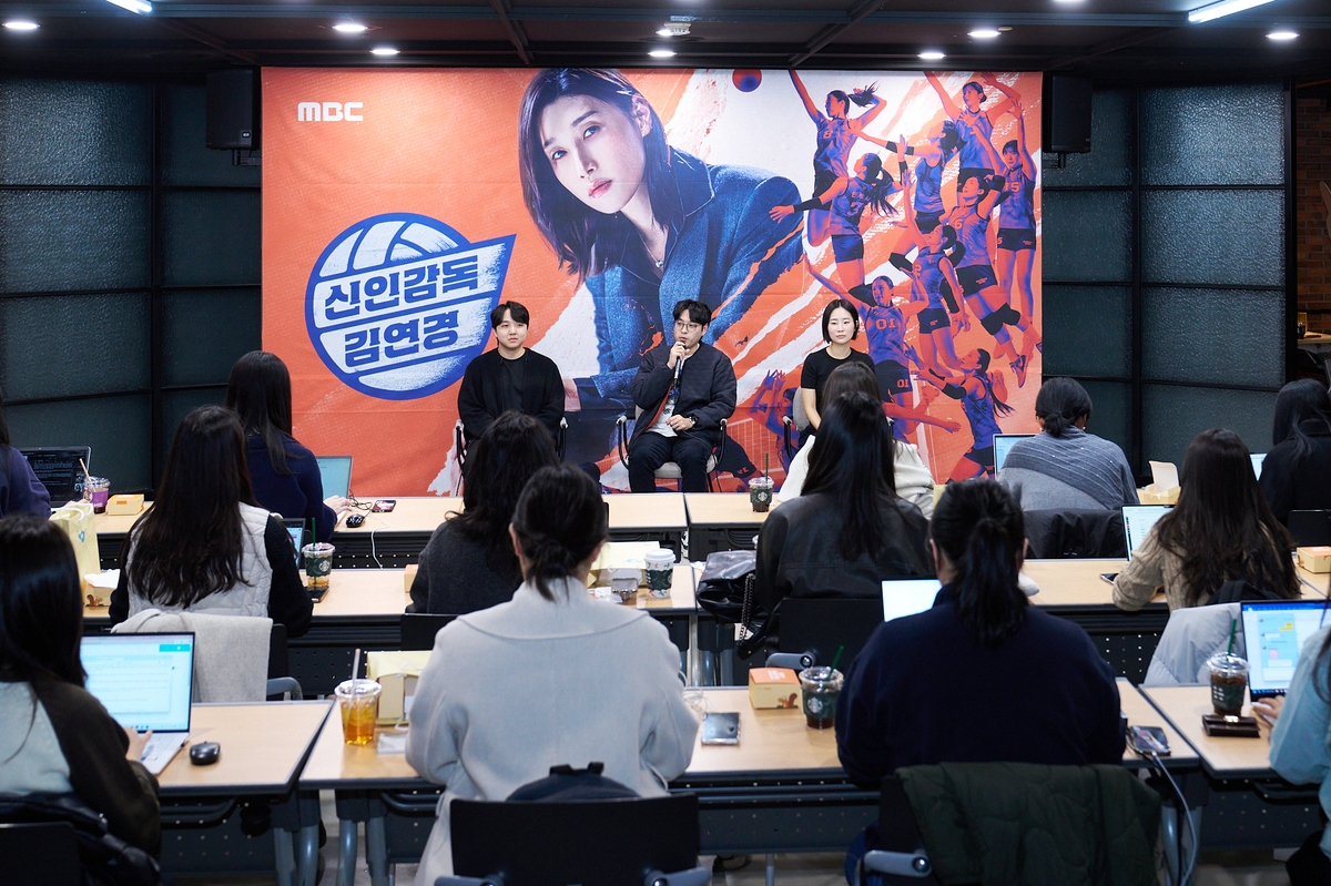 기자간담회 중인 '신인감독 김연경' 제작진들