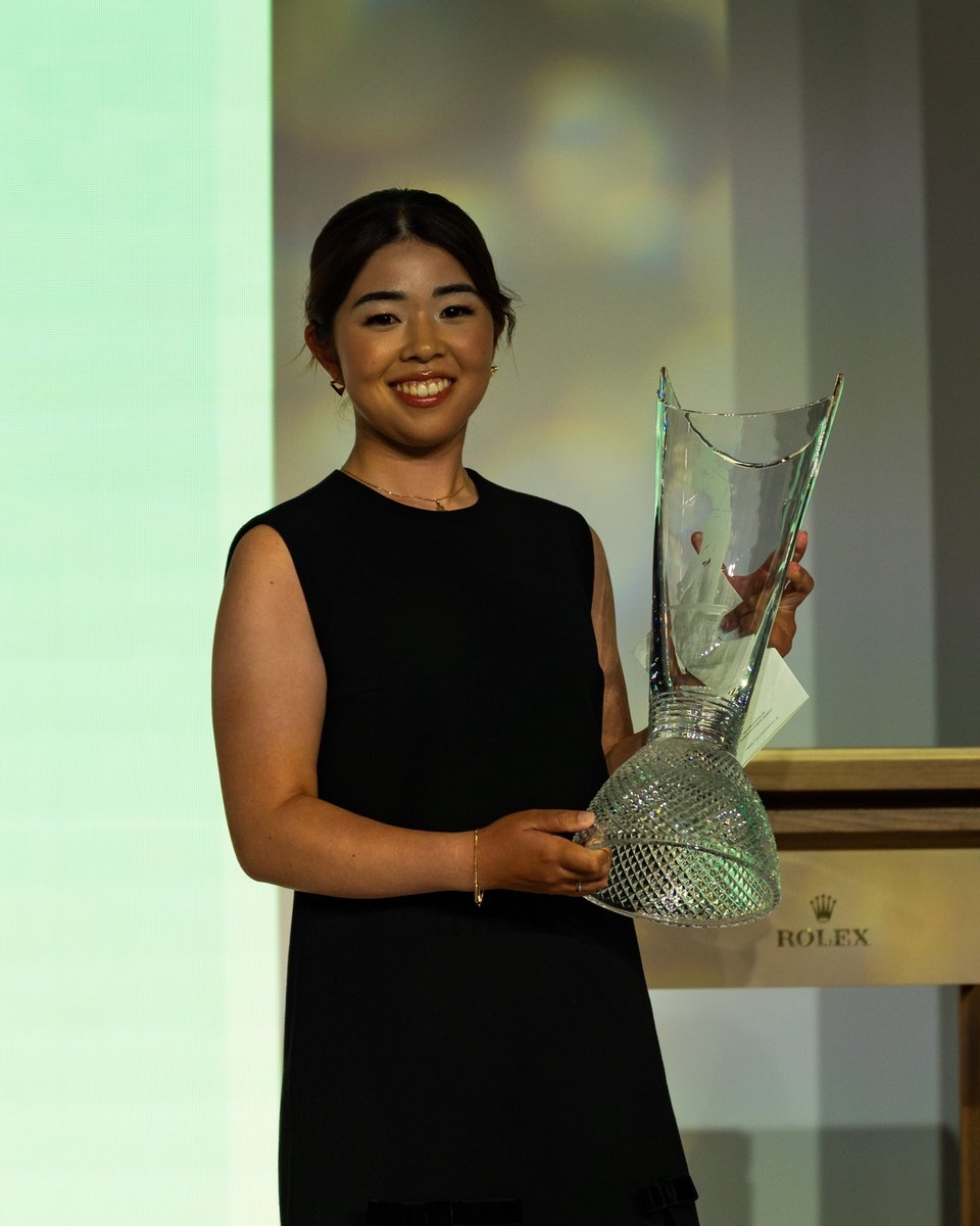 2025시즌 LPGA 투어 신인상 트로피를 받은 야마시타