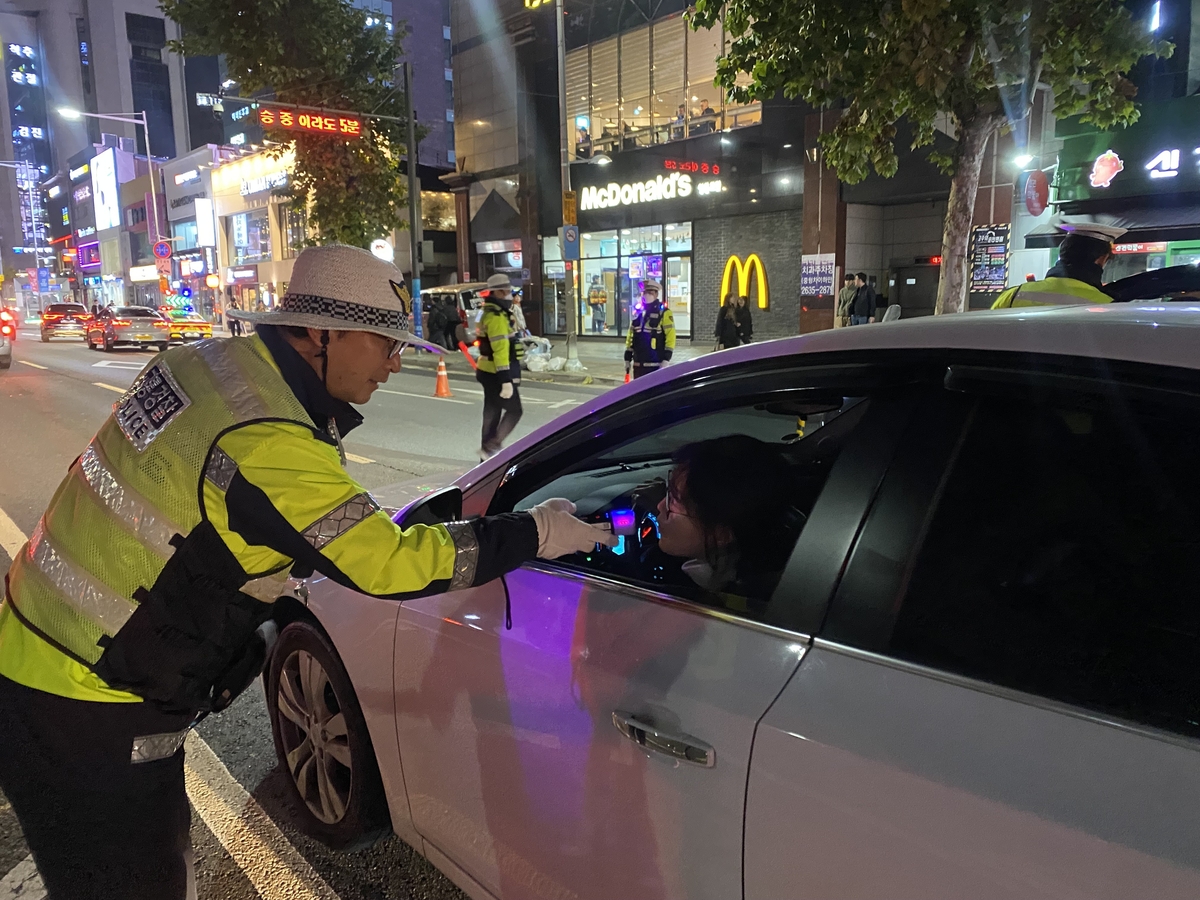 21일 서울 유흥가에서 음주 단속 중인 경찰이 혈중알코올농도를 측정하는 모습
