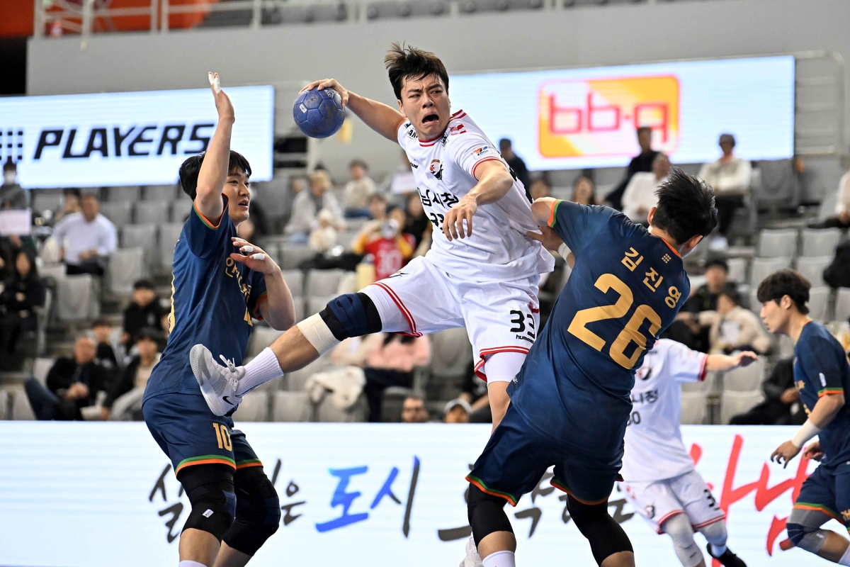 22일 인천도시공사와 경기에서 슛을 던지는 하남시청 김재순.