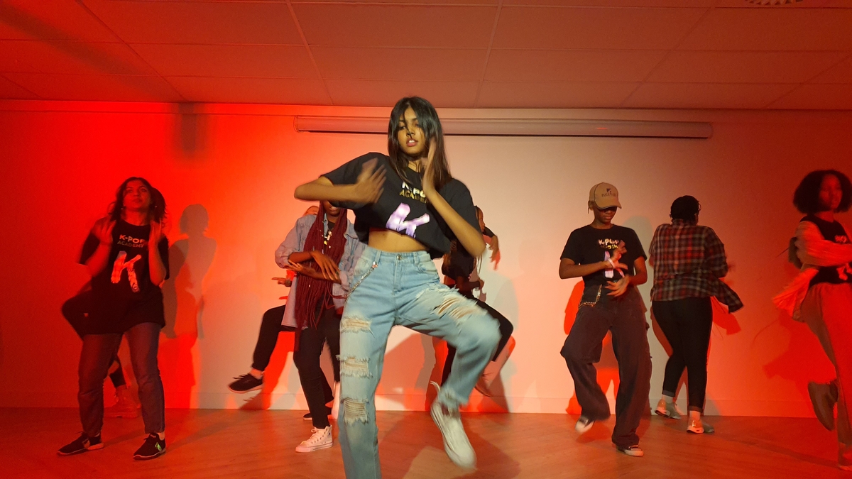 2022년 11월 남아공 프리토리아 한국문화원서 공연하는 한류팬들