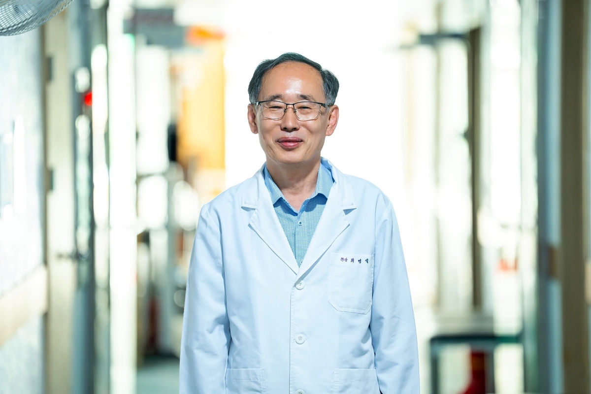 (서울=연합뉴스) 제5회 김우중 의료인 수상자로 선정된 최명석(64) 신안대우병원장. 최 원장은 18년간 전남 신안군 비금도와 도초도에 거주하는 섬 주민 약 6천3백명의 생명을 일선에서 지켜온 공로를 인정받았다. 2025.11.30.