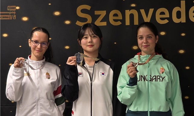 10ｍ 공기소총 여자 시니어·주니어 통합 금메달 김효빈(가운데)