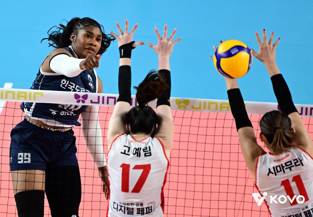 공격하는 한국도로공사의 모마(맨 왼쪽)