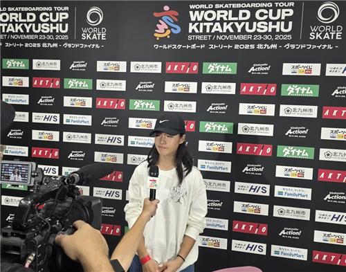 인터뷰 중인 스케이트보드 선수 신지율