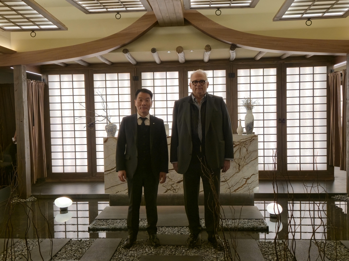 김익헌 대한레슬링협회장(왼쪽)과 네나드 라로비치 세계레슬링연맹(UWW) 회장