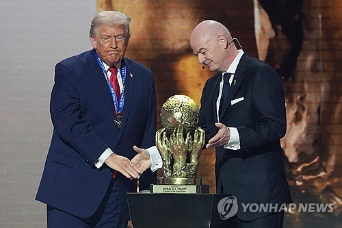 노벨상 놓친 트럼프, 신설 FIFA평화상 수상…"내인생의 큰 영예"