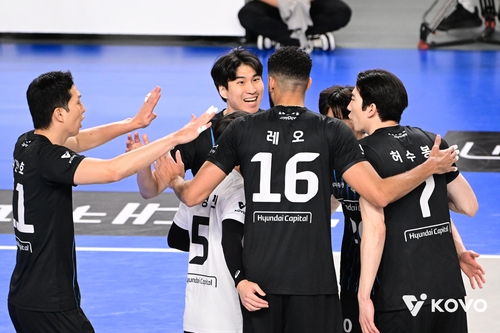 '레오·허수봉 동반 20점' 현대캐피탈, KB손보 꺾고 2위로 도약(종합)