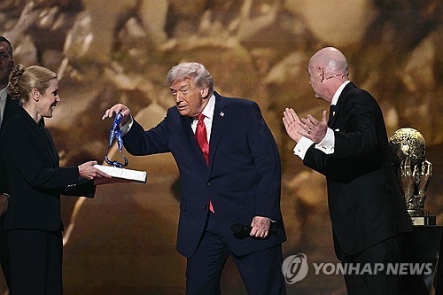 [특파원시선] 'FIFA 평화상' 트럼프, 내년엔 노벨평화상 받을까