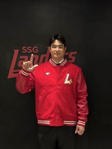 SSG 유니폼 입은 김재환