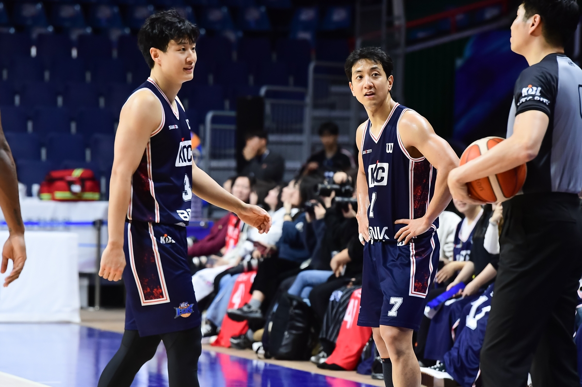 KCC의 허웅과 허훈