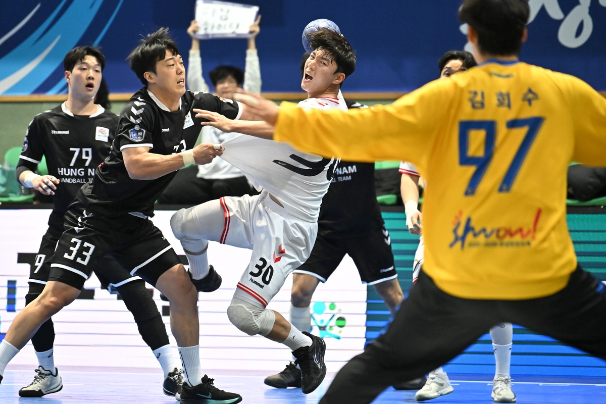 충남도청과 경기에서 슛을 시도하는 하남시청 이병주